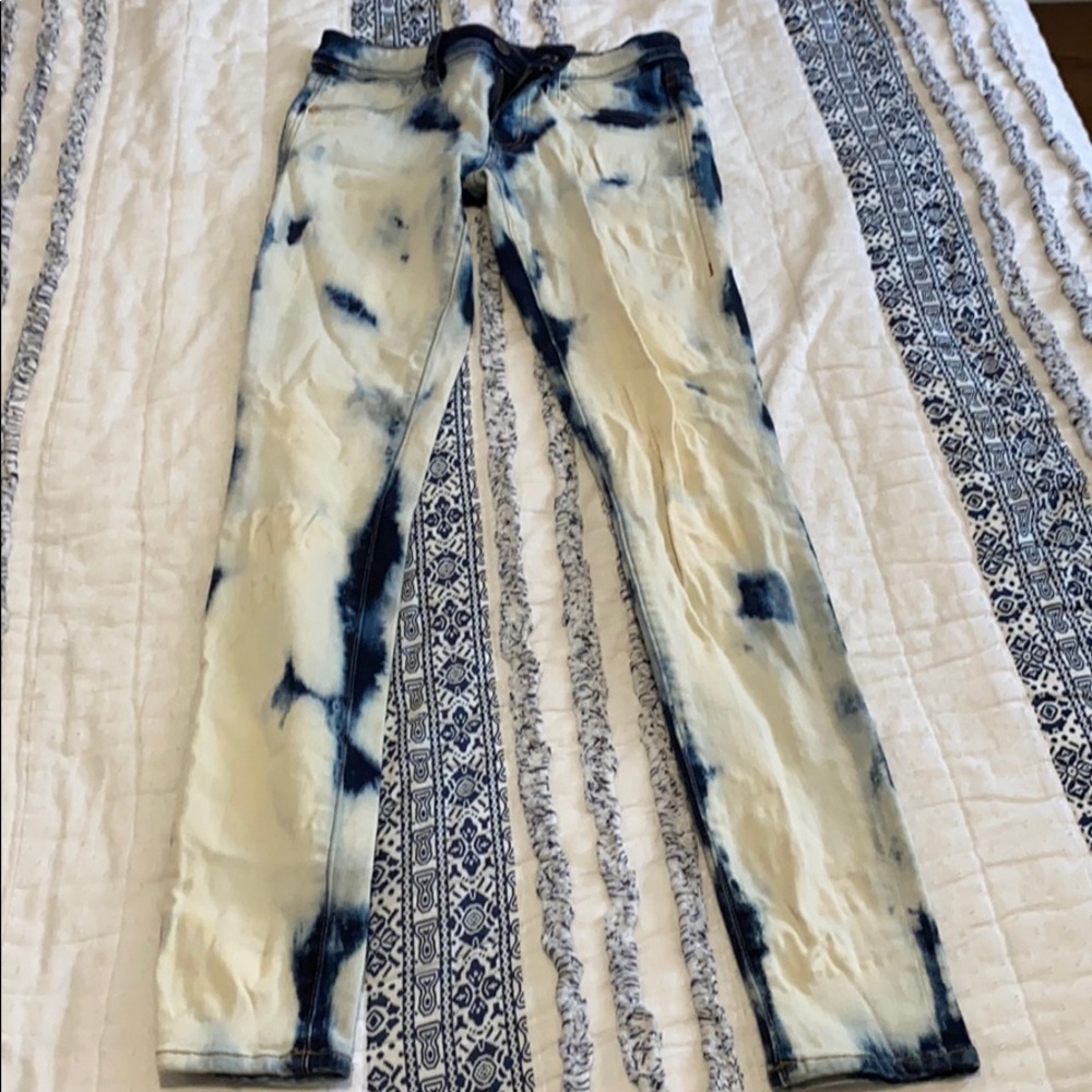 The dye denim jeans